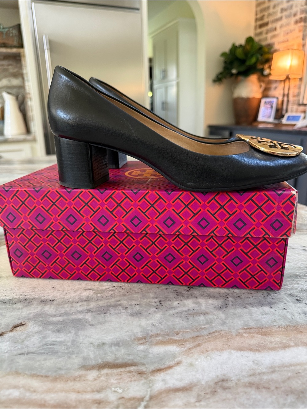 TORY BURCH Hope Pump black leather w/ Gold emblem sz 9.5
